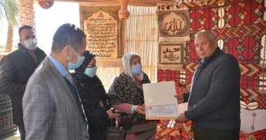 محافظ الوادي الجديد يكرم عضو فريق حملة التطعيم ضد شلل الأطفال لتفانيها فى عملها