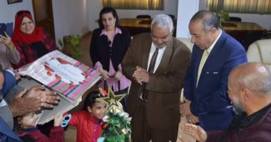 براعم مدرسة الشهيد الابتدائية يقدمون نموذج شجرة الكريسماس لرئيس مدينة القصير 