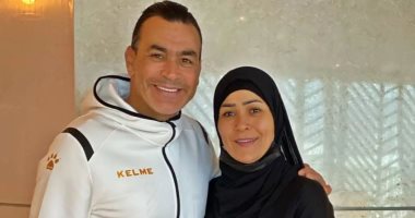 عصام الحضرى يتجه إلى السعودية لأداء مناسك العمرة برفقة زوجته