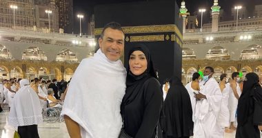 عصام الحضري يؤدي مناسك العمرة بصحبة زوجته: اللهم تقبل