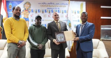 رئيس جامعة الأقصر يستقبل الوفود المشاركة ببطولة "القدم الخماسية للجامعات"