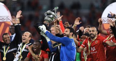 الشناوى ولاعبو الأهلى يتفاعلون مع الجماهير بعد التتويج بالسوبر.. فيديو