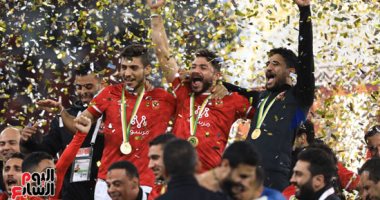 شاهد تسلم الأهلى ميداليات السوبر الإفريقى وحمل الكأس.. فيديو