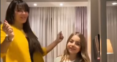 بعد صدمتها من رقص ابنتها .. نادين نسيب نجيم مع طفلتها ثنائى راقص باحتراف
