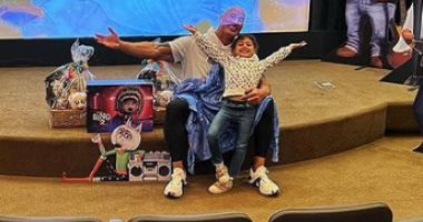 عرض خاص لفيلم كرتون لهما فقط .. هكذا احتفل دوين جونسون بعيد ميلاد ابنته