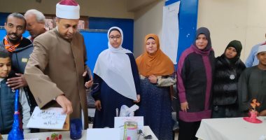 طالبة بالثانوية الأزهرية بالأقصر تبتكر تطبيق Stop here للترجمة لـ4 لغات.. فيديو