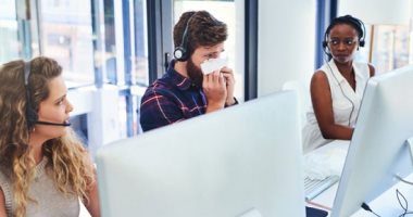 إتيكيت العطس والسعال في العزومات والعمل.. عشان ماتحسيش بالإحراج