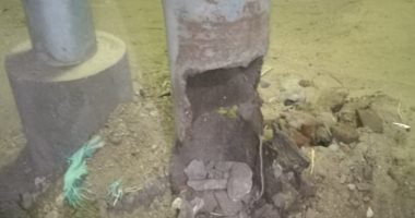 عمود كهرباء يعرض سكان قرية بالمنصورة للخطر.. والمحافظ يوجه باستبداله.. صور