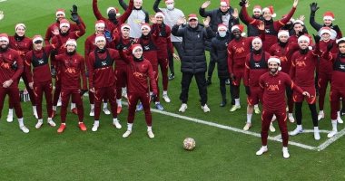 محمد صلاح ونجوم ليفربول بـ"طاقية بابا نويل" لتهنئة الجماهير فى عيد الميلاد