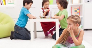 "ابنى بيقعد على طول لوحده".. اعرفى إزاى تتعاملى صح مع طفلك الانطوائى