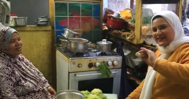 محشى فى البرد على عربية فى الشارع.. شاهد حكاية أم يحيى ومساعدة زوجها الكفيف فى الإنفاق على أبنائها