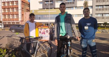"بالعجلة هنجيلك".. 3 شباب دشنوا أول مشروع دليفرى بالدراجات فى بنها.. لايف وصور