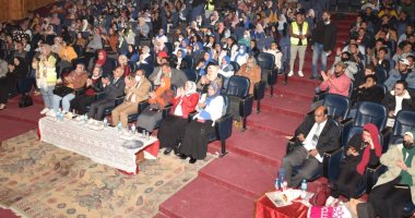 "التربية النوعية" بجامعة سوهاج تنظم حفلا فنيا وعرضا مسرحيا لطلابها
