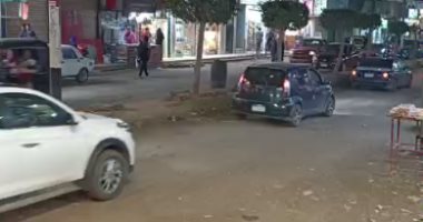 ربط ابنه الطفل بجنزير علشان ميروحش لطليقته.. تفاصيل مقطع الطفل الزاحف بالدقهلية.. لايف