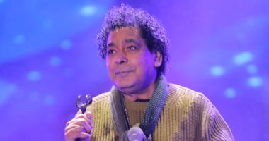 محمد منير يبدأ حفله بالقاهرة الجديدة بـ"علمونى عنيكى".. صور 