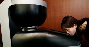 ابتكار شاشة تليفزيون قابلة للتذوق.. تقدر تطلب الطعم اللى تحبه.. فيديو وصور
