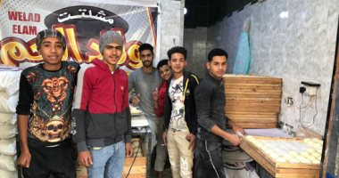 بروح الجماعة وشجاعة الفرسان.. شباب سوهاج ينجحون سويا فى صناعة أشهى المخبوزات.. كفاح منذ الطفولة تكلل بالنجاح فى الإسكندرية وطنطا والمنصورة.. ويؤكدون: بدأنا الرحلة كعمال يومية.. وبالحب والأخوة أصبح لنا فروعا عدة