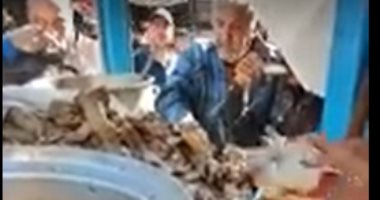 فى سوق الجمعة.. الناس بتفطر لحمة راس والسندوتش بـ5 جنيهات (فيديو)