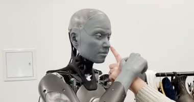 روبوت يمنع الباحث من لمس وجهه ويرفض الاقتراب منه.. صور