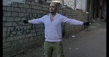 طرزان الشعبى.. يأكل الفحم والأمواس.. والعربية بتعدى عليه وما بيتكسرش (فيديو)