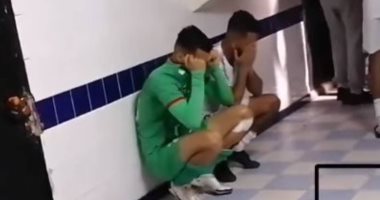 انهيار وبكاء لاعبى مولودية سعيدة بعد وفاة زميلهم سفيان لوكار.. فيديو
