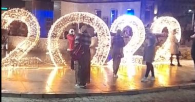 قطار الصعيد يبدأ رحلة الاحتفال بعيد الميلاد بأول شجرة كريسماس من محطة أسوان