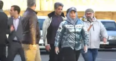 أقوى امرأة فى العالم تحطم رقمها القياسى بجر شاحنة نقل ثقيلة.. فيديو وصور