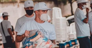 كوتينيو نجم برشلونة يمنح الفقراء طرودا غذائية بمناسبة أعياد الكريسماس