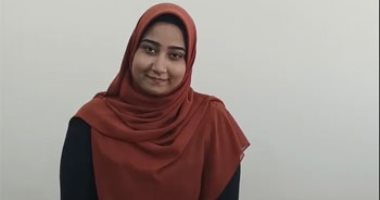 الطالبة هاجر المنطاوي تساعد الصم والبكم وتغنى بالإشارة فى المنوفية.. فيديو