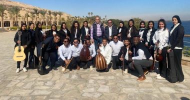 كورال التربية النوعية يجرى البروفات النهائية لاستقبال الرئيس السيسى بأسوان الجديدة