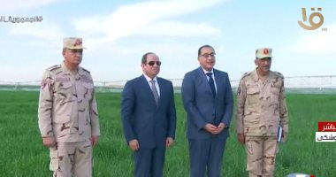الرئيس السيسي يلتقط صورة تذكارية خلال تفقده مشروعات الاستصلاح بتوشكى