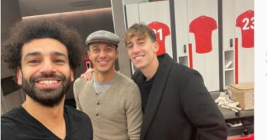 محمد صلاح ينشر صورة له مع زميليه في الفريق ألكانتارا وتسيميكاس في أحدث ظهور