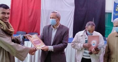 محافظ أسيوط: تسليم 24 عقد تقنين للمنتفعين بأراضى أملاك الدولة بالبدارى