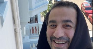 من البلكونة.. أحمد حلمى فى صورة مع عائلة إسكندرانية.. ويعلق: ألذ سيلفى
