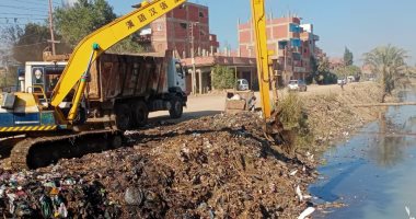 البدء فى أعمال رفع تراكمات القمامة ونواتج التطهير من على جانبى مصرف سبل بأشمون