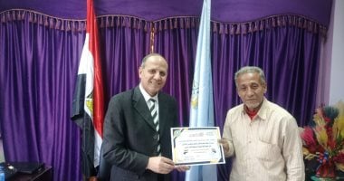 وكيل تعليم كفر الشيخ يحيل مدير مدرسة وأمين معمل للتحقيق ويكرم عامل مخزن