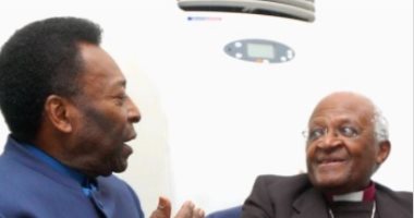 أسطورة الكرة البرازيلية بيليه ينعي الراحل ديزموند توتو بصورة تجمعهما