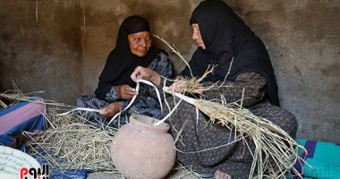 قرية بلا بطالة.. "الأعلام" قلعة صناعة الخوص بالفيوم.. السيدات حولن جريد النخل القاسى لتحف فنية تستخدم فى كافة الأغراض.. الحاجة كاملة: علمت كل سيدات وفتيات القرية ونقيم معارض بمختلف محافظات الجمهورية.. صور