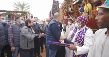 احتفالات فى أسوان بزيارة الرئيس السيسى لقرية سهيل.. زغاريد داخل سوق سياحى بأسوان.. صاحب معرض حرف يدوية بأسوان للرئيس السيسى: فرحان بالزيارة.. والرئيس يحتضن طفلة نوبية ويتلقط صورا مع الأطفال "فيديو"