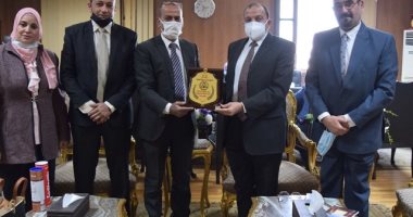 رئيس جامعة بنى سويف يستقبل وفد الاتحاد المصرى للريشة الطائرة