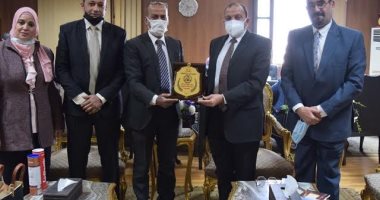 تفاصيل لقاء رئيس جامعة بنى سويف بوفد الاتحاد المصرى للريشة الطائرة