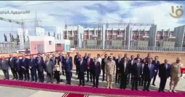 الرئيس السيسي يلتقط صورة تذكارية خلال تفقده مجمع بنبان للطاقة الشمسية 