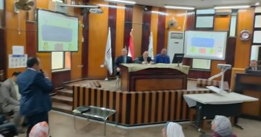  محافظ بنى سويف يوجه بالاستفادة من حملة الماجستير والدكتوراة العاملين بالتعليم 