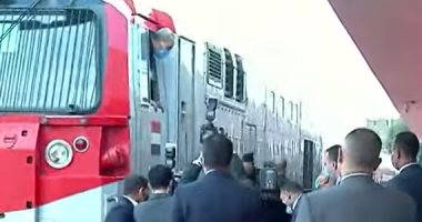 الرئيس السيسي لسائق قطار بأسوان: الدنيا ماشية كويس؟.. والأخير: اتدربنا عليها فى أمريكا