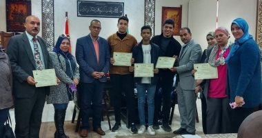 "مدير تعليم القليوبية" يكرم الطلاب الموهوبين والمتميزين بمدرسة قليوب الرسمية لغات
