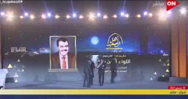 الرئيس السيسى على هامش احتفالية ختام "أسبوع الصعيد".. ما رأيناه خلال أسبوع الصعيد كان جميلاً وخطوة ضمن ألف خطوة.. ويؤكد: بحب كل المصريين.. ويكرم نماذج مضيئة بأسوان ويشهد فقرات فنية بالمسرح الرومانى
