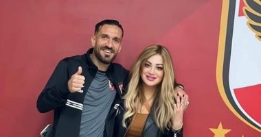 على معلول يحتفل بتمديد تعاقده مع الأهلى بصورة مع زوجته