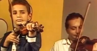 بعمر 6 سنوات ..شاهد محمد نور يعزف "ذهب الليل"برفقة الفنان حسن شرارة "فيديو"