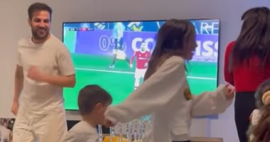 فابريجاس وزوجته دانييلا سمعان يلعبان الكراسى الموسيقية مع أولادهما.. فيديو