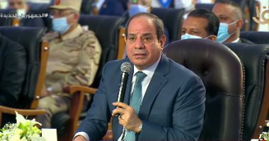 الرئيس السيسي يداعب وزير النقل: "الفريق محمد زكى بيقول لى النقل عليها 75 مليار"